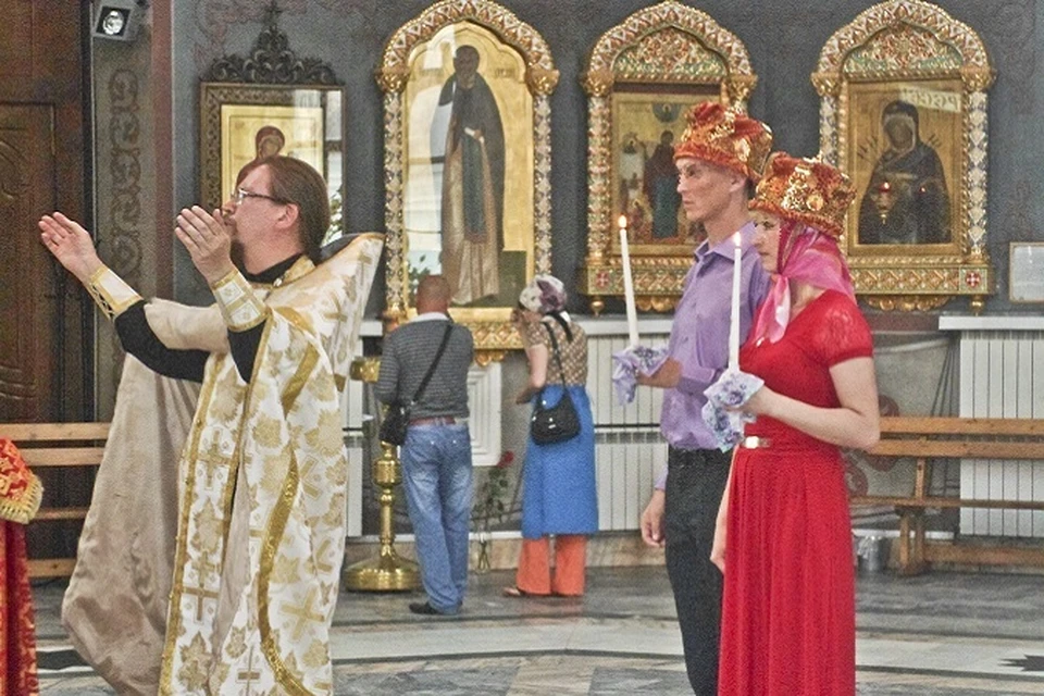 Для венчания Тамара выбрала весьма нескромный наряд, вопреки православным традициям...