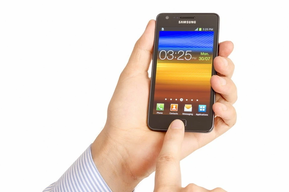 Смартфон из фильма подарок. Samsung galaxy s гонки. Интернет телефон. Андроид телефон. Смартфон в руке фото.