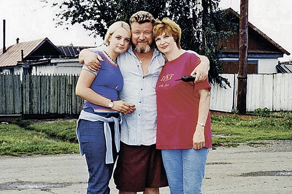 Михаил Евдокимов с женой Галиной и дочерью Аней. Фото: семейный архив.