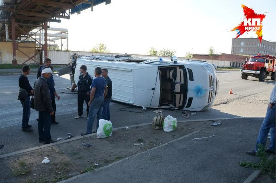 Автобус, протараненный грузовиком, оказался "свадебным" Фото: отдел пропаганды ГИБДД по Свердловской области