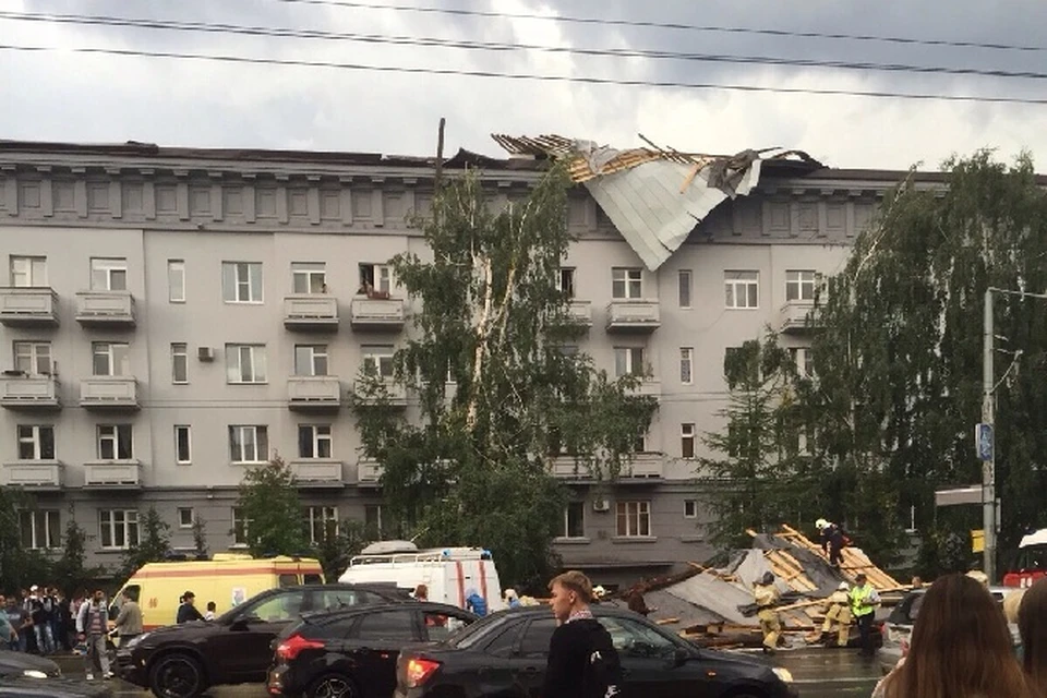 Крышу сорвало на улице Назарбаева в Казани - погибли люди.