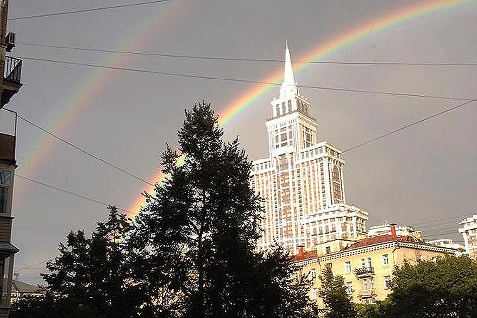 Радужный москва. Радуга в Москве. Радуга над Кремлем. Радужная Москва. Полная Радуга над Москвой.