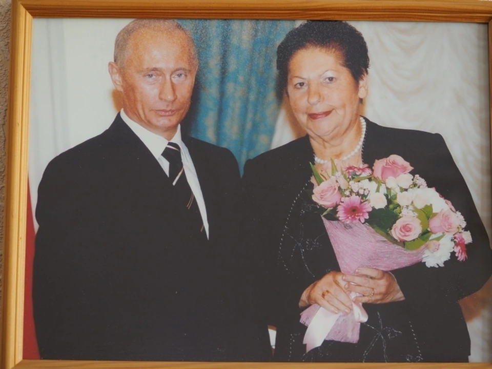 Президент Владимир Путин и Валентина Комарова, Москва, Кремль, 2006 год.