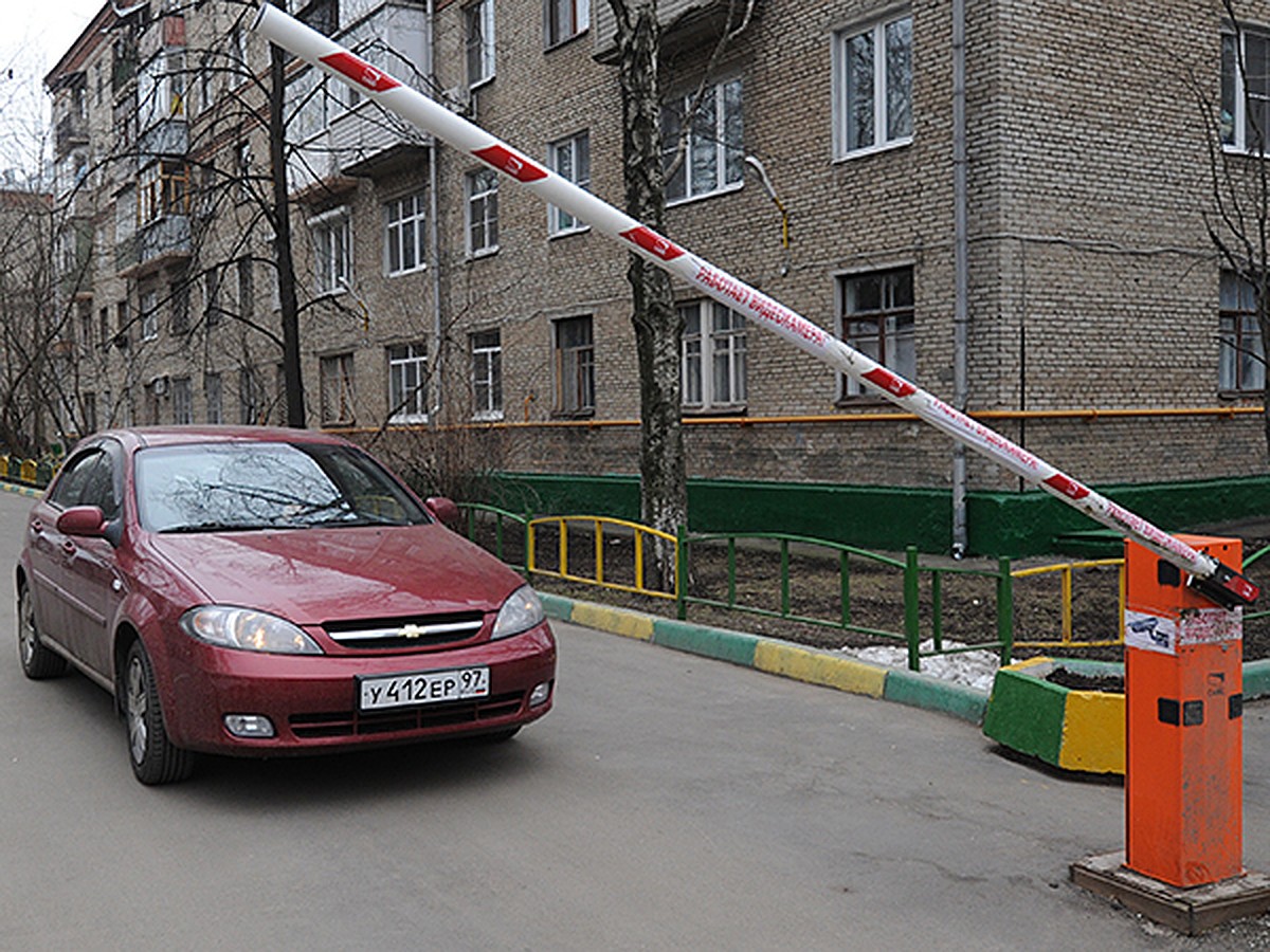 Мэрия частично оплатит москвичам установку шлагбаумов во дворах - KP.RU