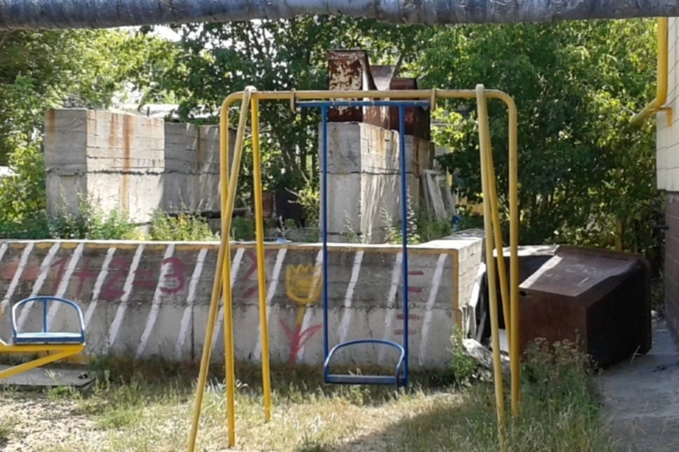Постоянным напоминанием жильцам о былых мытарствах служат руины демонтированной  котельной во дворе их дома.