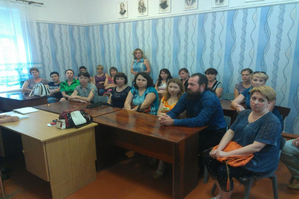 В полицию сообщили, что родители хористов захватили школу. Фото предоставлено родительским комитетом школы