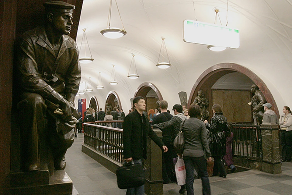 Метро революции. Метро площадь революции Гарри Поттер. Метро площадь революции в Ленин. Самарский метрополитен площадь революции. Площадь революции Санкт-Петербург метро.