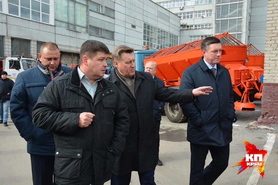 Обновленный автопарк снегоуборочной техники показали мэру Новосибирска Анатолию Локтю.