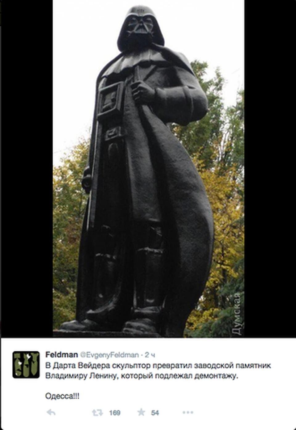 Одесский художник "надел" на Ленина доспехи и шлем
Фото из Твиттера @EvgenyFeldman
