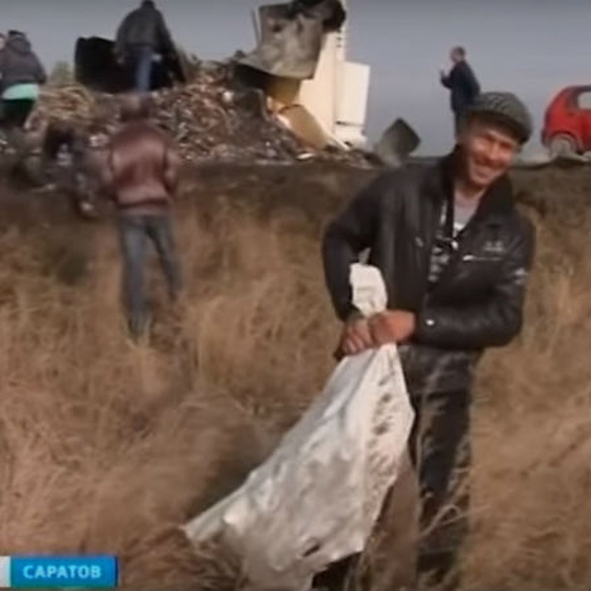 Жители села под Саратовом, где перевернулась фура с водкой: 