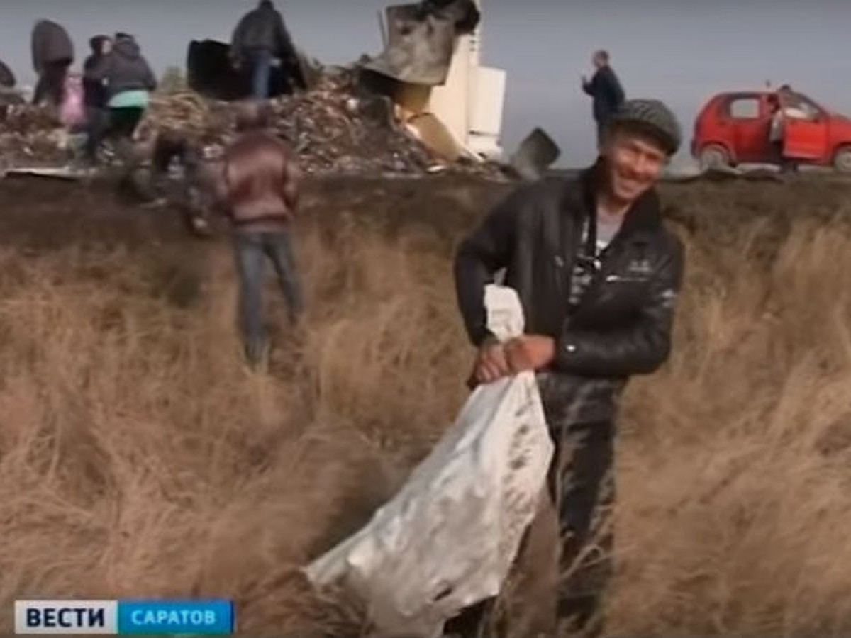 Жители села под Саратовом, где перевернулась фура с водкой: 