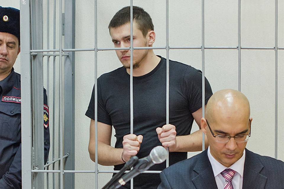 Обвиняемый Влад Роговик лицо не прятал, а наоборот смотрел открыто на всех пришедших.