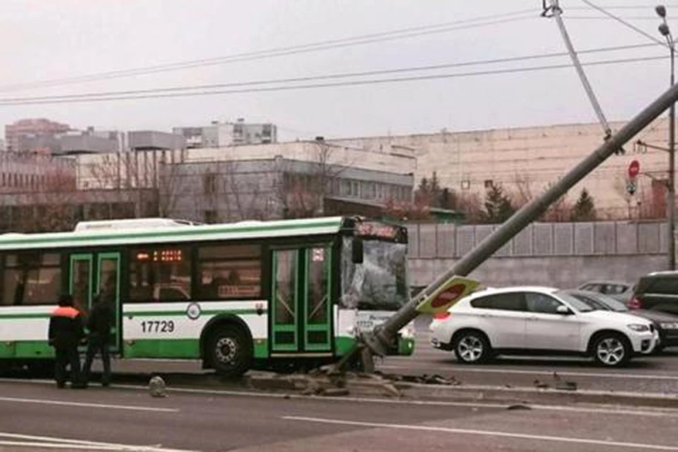 Пассажирский автобус, следовавший по маршруту №683, врезался в столб. Фото: instagram.com/avi988_ru/