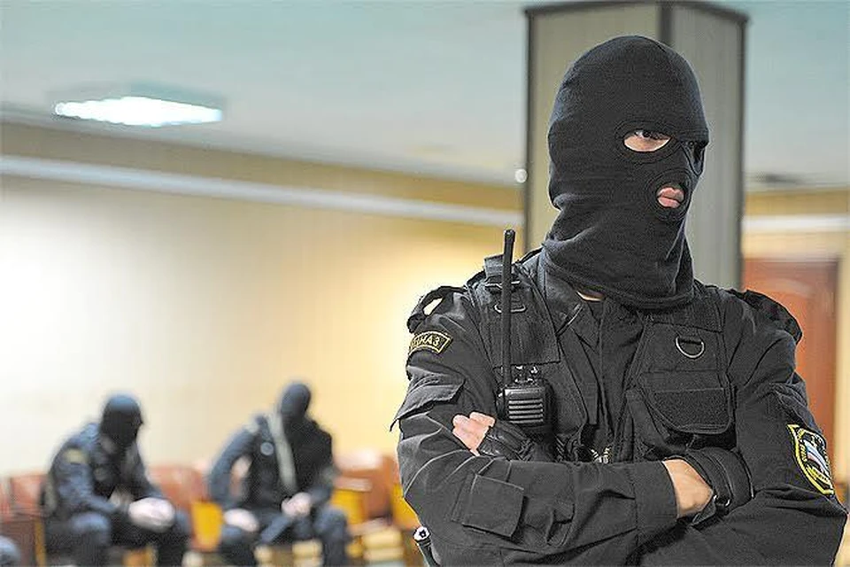 17 ноября оперативники МВД  по Санкт-Петербургу провели обыски в домах и квартирах председателя совета директоров ОАО «ЭнергоСтройИнвест-Холдинг» (ЭСИХ) Антона Зингаревича и его отца Бориса Зингаревича - владельца ООО «Илим Тимбер».