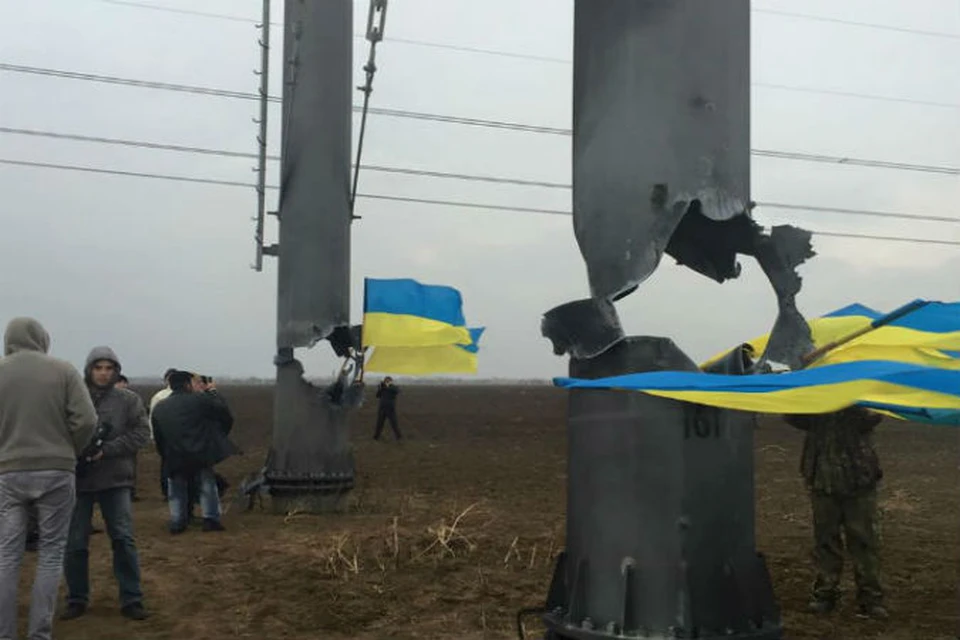 Первые две электроопоры взорвали 20 ноября. Фото: группа «Гражданская блокада Крыма» в Facebook