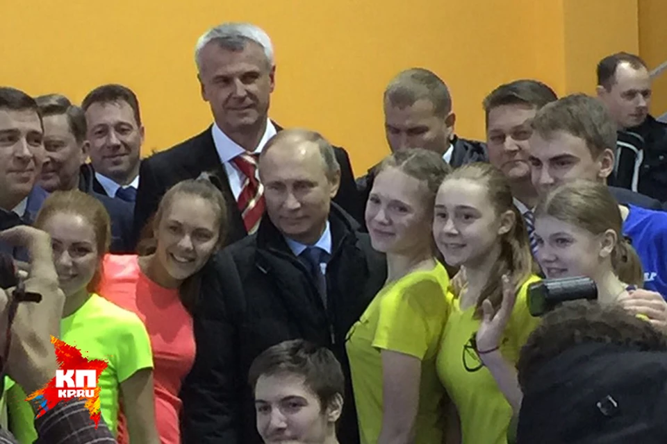 Красавицы-волейболистки попросили президента сфотографироваться с ними