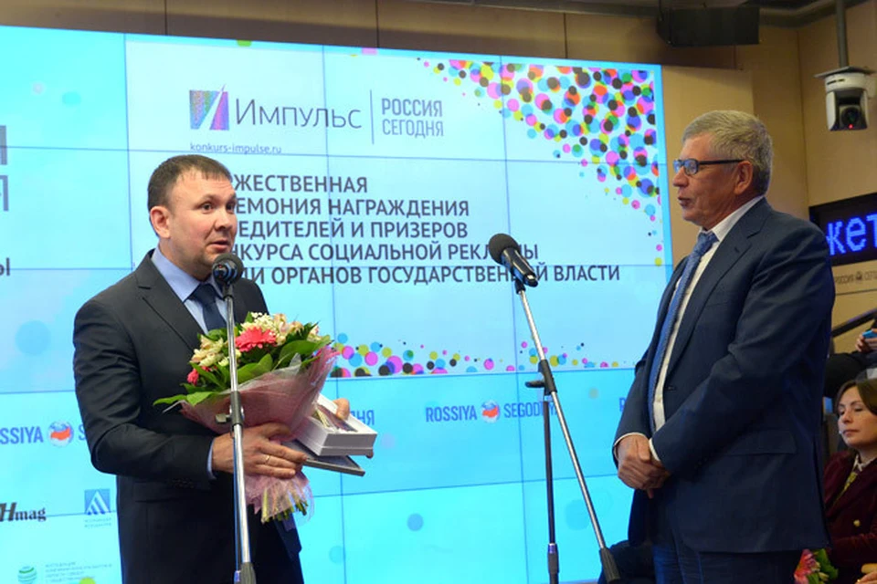 Главный редактор "Комсомольской правды" Владимир Сунгоркин вручает премию победителю в номинации «Наш характер».