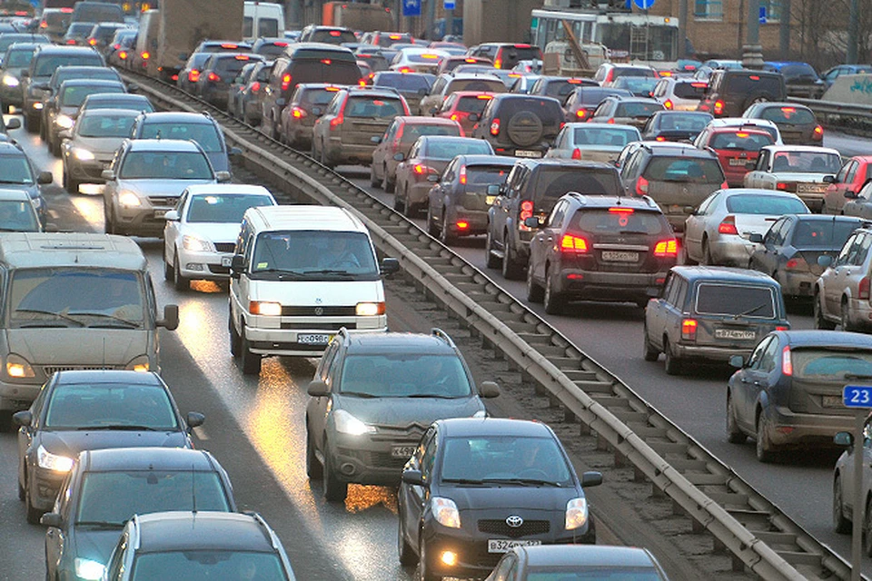 Из-за снегопада Москва встала в многокилометровые пробки