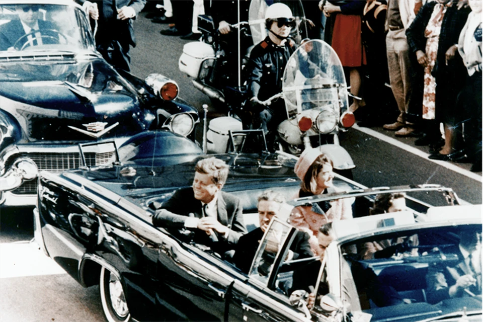 Джон Кеннеди со своей женой в лимузине за несколько минут до обстрела