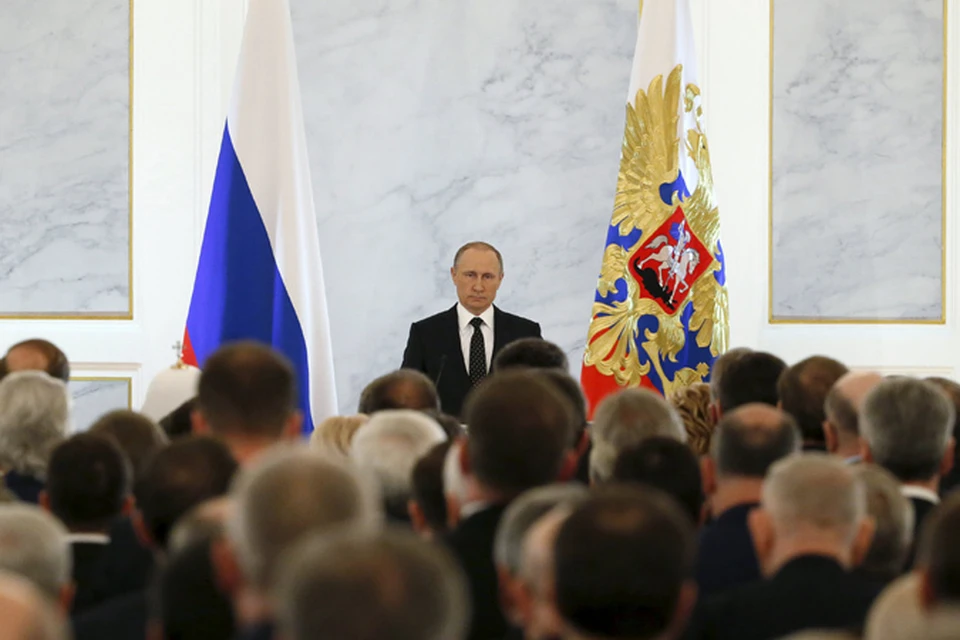 Во второй раз за свои 12 выступлений Путин начал послание с минуты молчания.