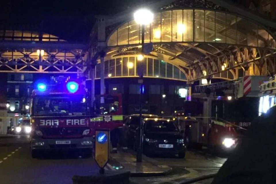 На железнодорожной станции «Мэрилебон» в центре Лондона этой ночью загорелся пассажирский поезд.  Фото: Twitter/@dannycoxlve