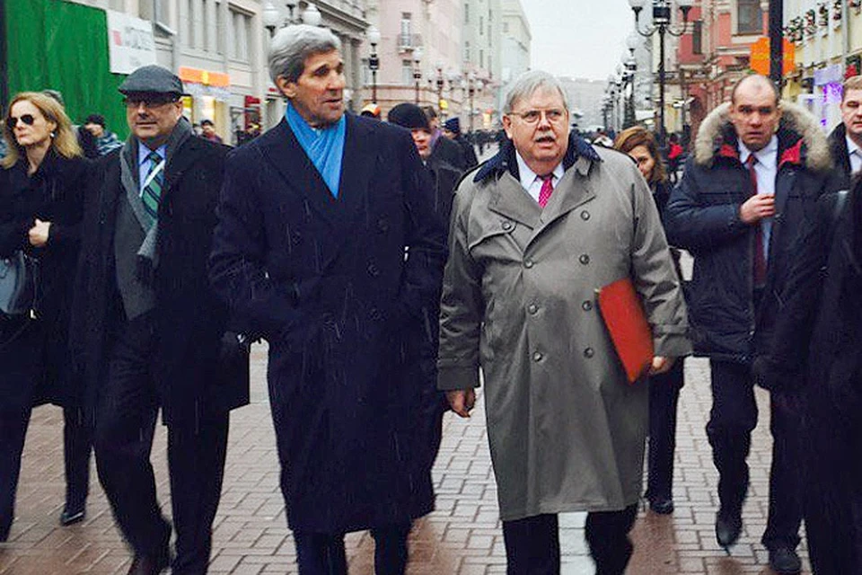 Перед встречей с Путиным Джон Керри прогулялся по Арбату. Фото: Твиттер WBStevens