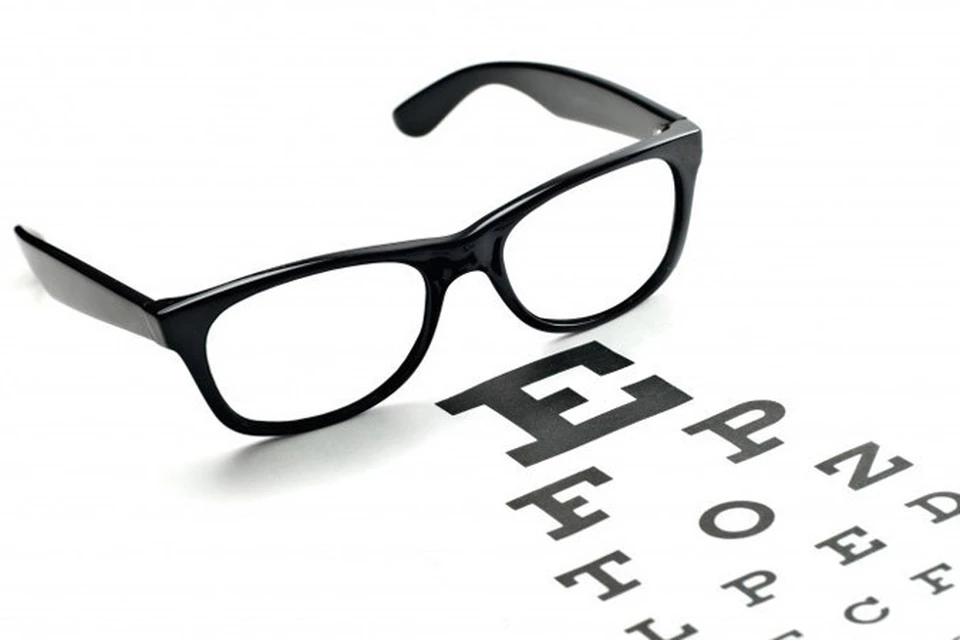 По оценкам экспертов, очки с отрицательными диоптриями для коррекции близорукости сейчас носят более 1,2 млрд. человек во всем мире