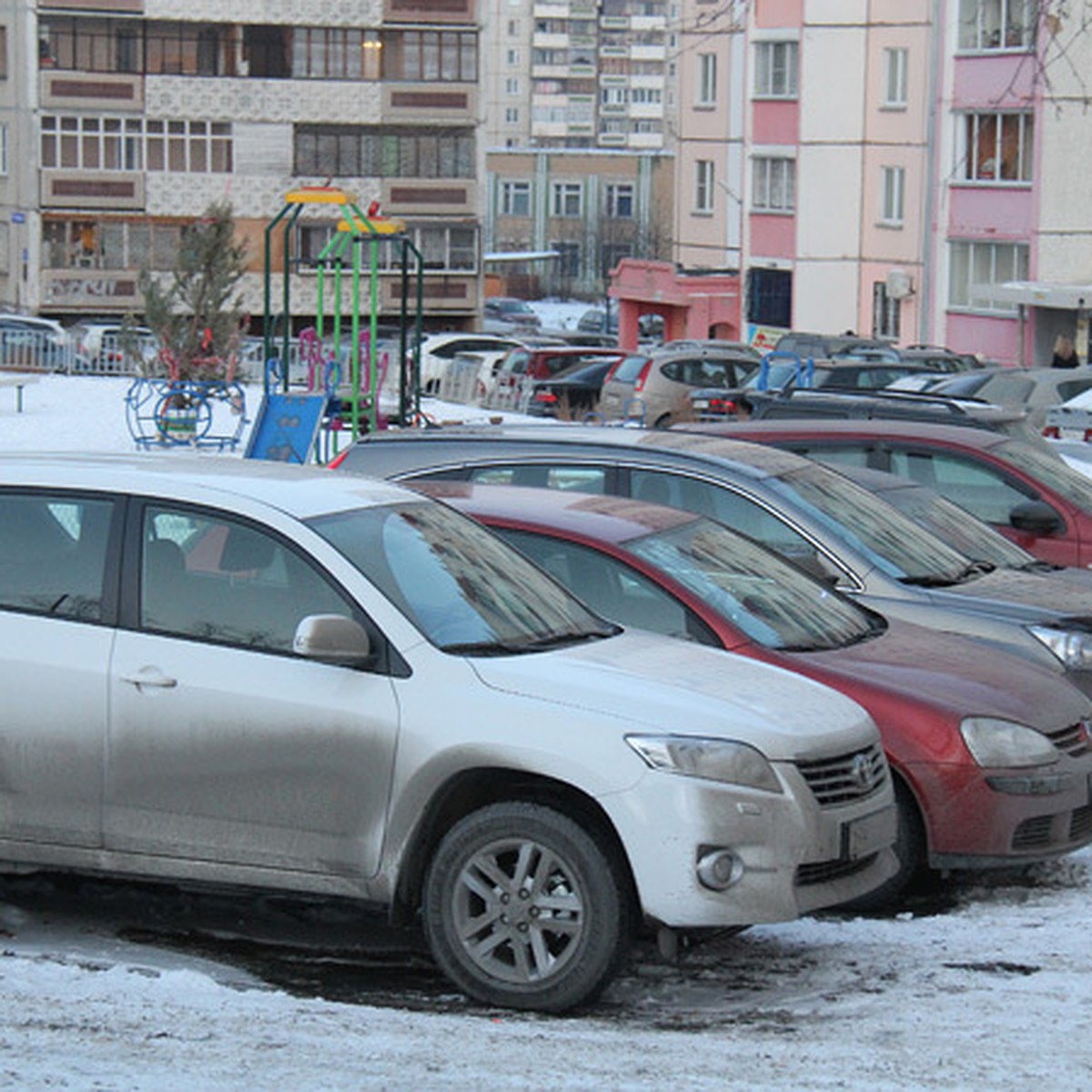 Из-за дворовых парковок пожарные не могут использовать новую технику для  спасения людей - KP.RU