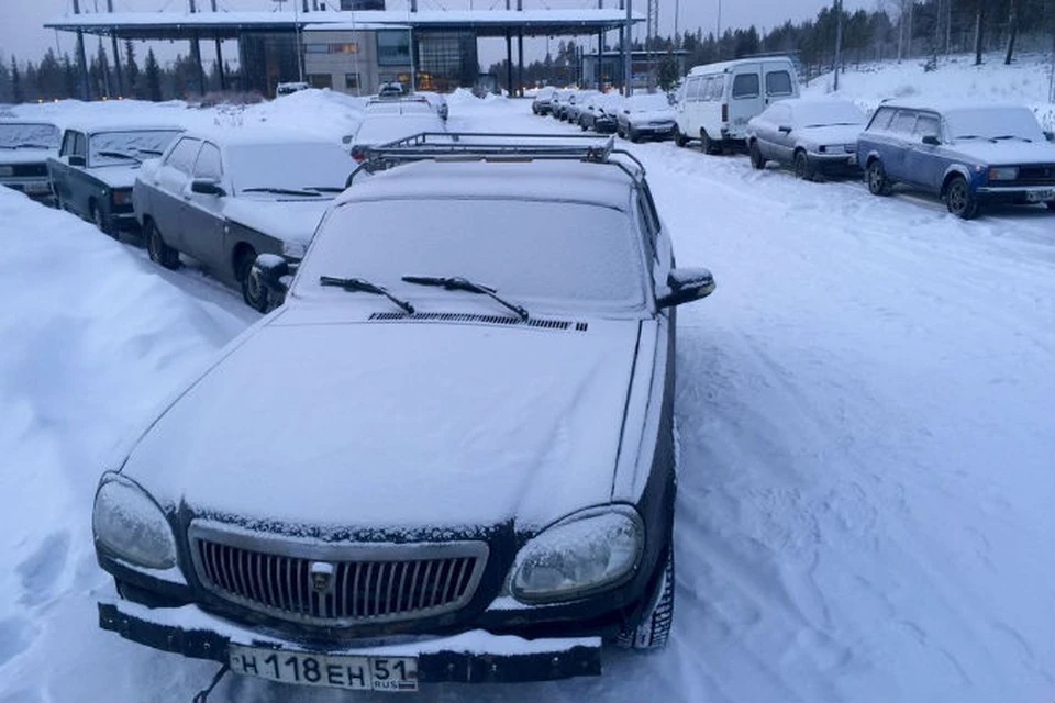 На финской стороне КПП "Салла" скопилось немало советских автомобилей. Фото: Tapani Leisti / Yle