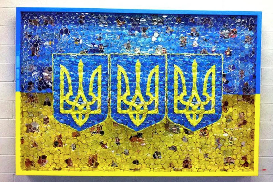 Свое отношение к происходящему в мире высказал один из самых известных современных художников Дэвид Датуна. На сей раз он обратился к теме Украины, создав в своем фирменном стиле флаг этой страны