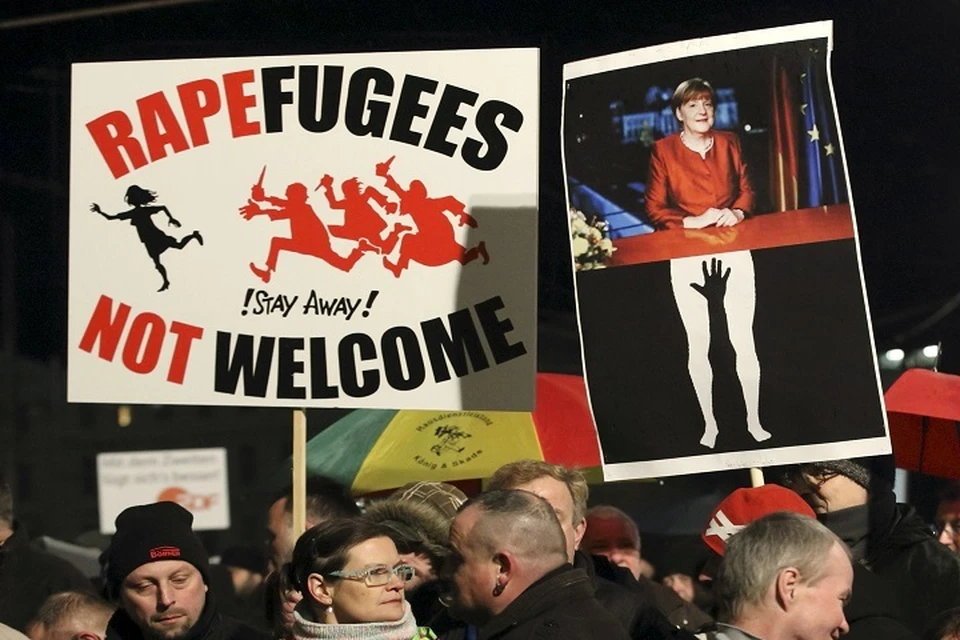 В центре Мюнхена собрались активисты, чтобы выступить против политики «мамы Меркель», которая пригрела на своей груди полтора миллиона беженцев