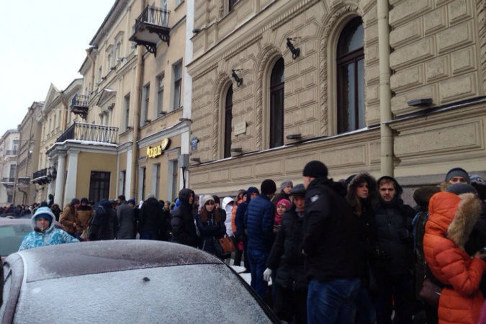 Беру спб. Очередь в дворец бракосочетания 1 на английской набережной. Очередь в дворец бракосочетания 1. Очередь в дворец бракосочетания на английской набережной. ЗАГС 1 на английской набережной очередь.