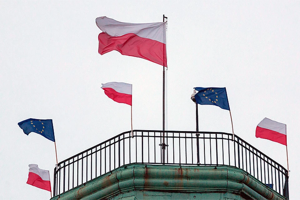 Еврокомиссия приступила к рассмотрению последних польских законов. Полякам грозят санкции и штрафы.