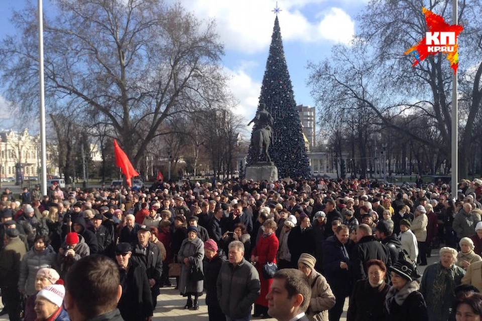 Сотни недовольных пенсионеров собрались на площади в Краснодаре