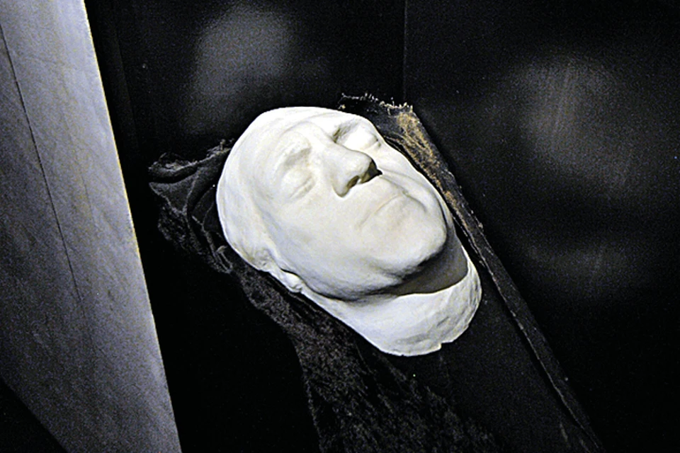 На фото - оригинал посмертной маски поэта, проданной Мариной Влади на аукционе. Хранится в Москве.