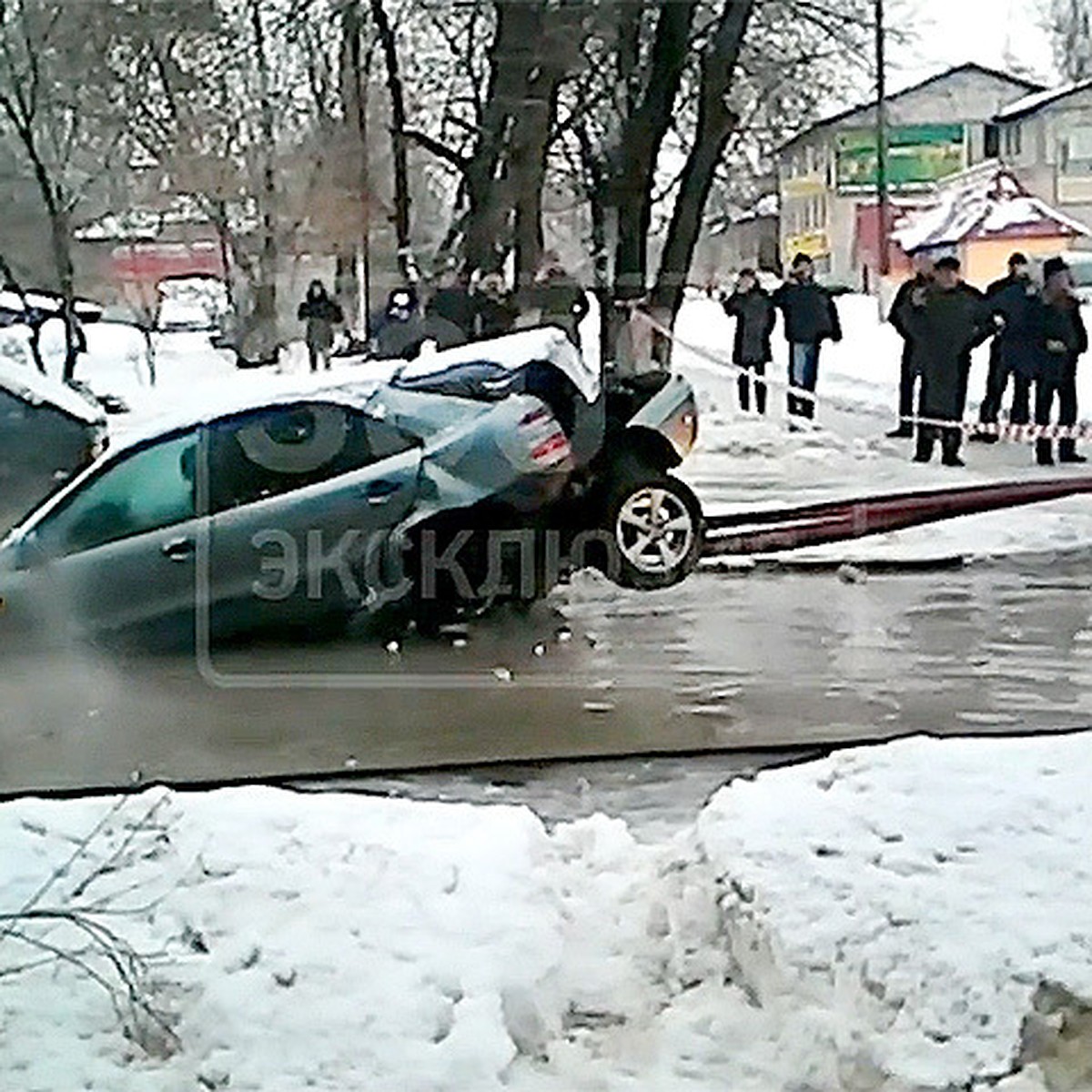 Коммунальщики в Жуковском разорвали утонувшее авто - KP.RU