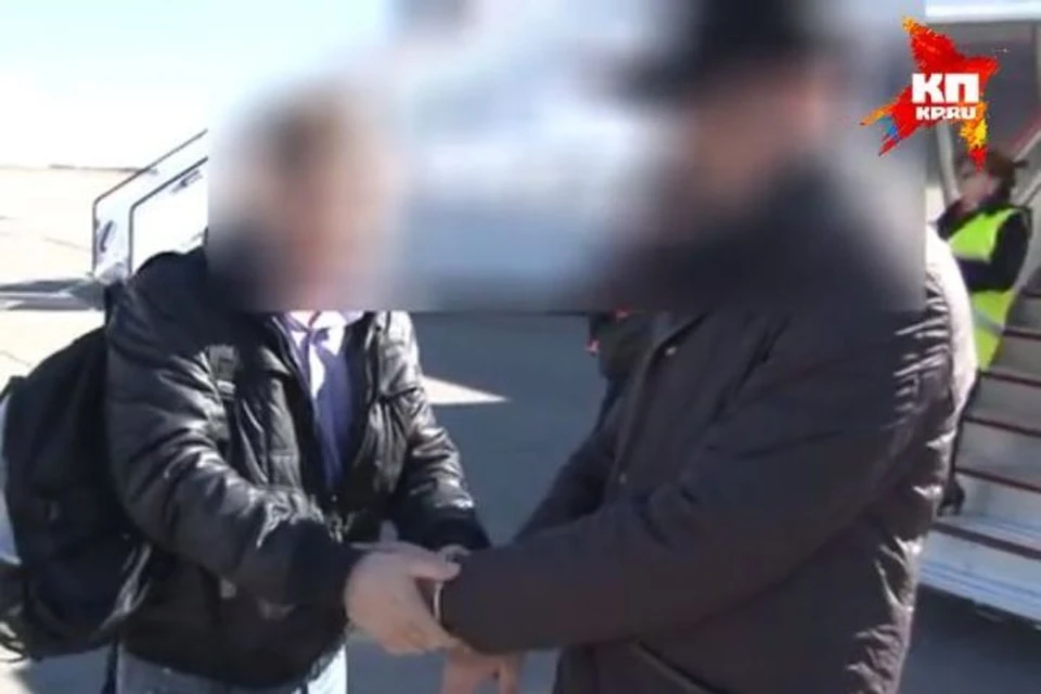 Прибывшему из Москвы экс-министру надевают наручники в аэропорту Хабаровска, кадр оперативной съемки