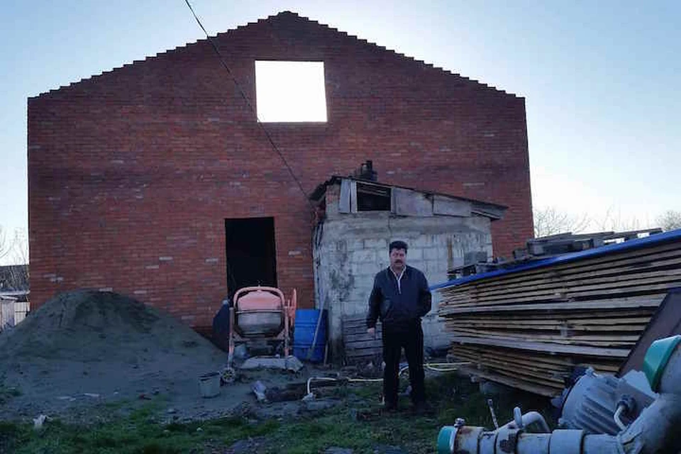 Пока Андрей Грачев строит дом, его семья вынуждена скитаться по квартирам