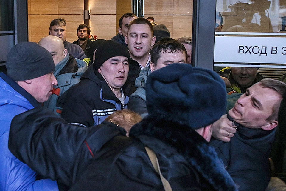 Валютные заемщики подрались с охранниками банка «Дельтакредит». Фото: Валерий Шарифулин/ТАСС.