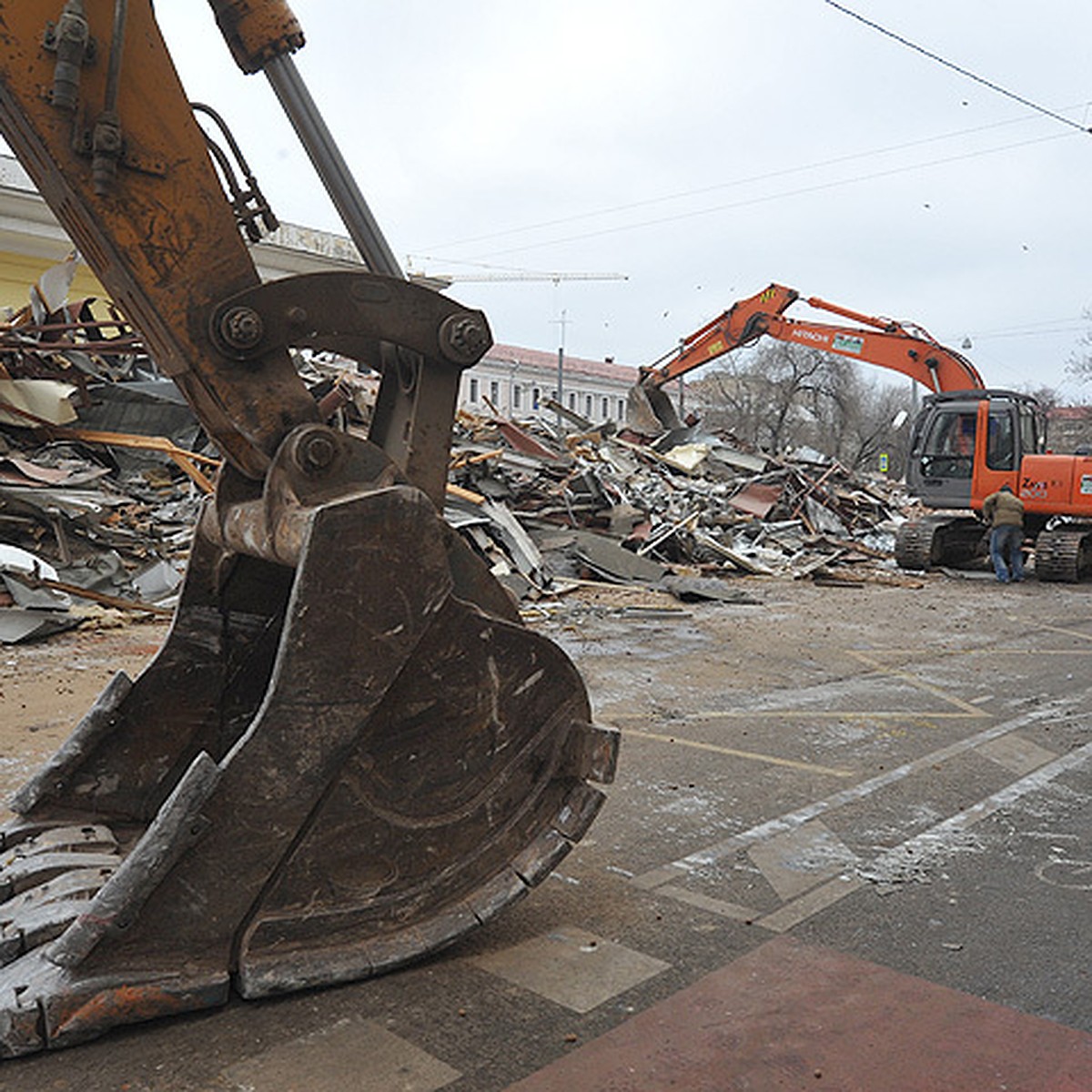 Владельцам снесённых около метро в Москве павильонов помогут продолжить  бизнес на новом месте - KP.RU