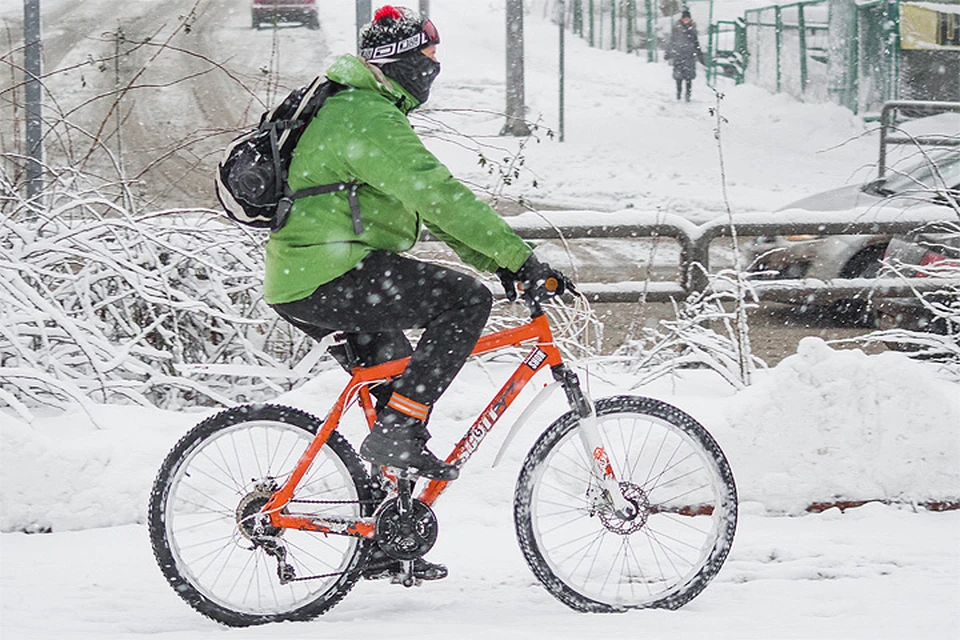 Зимой на велосипеде можно передвигаться пусть и без летнего комфорта, но уж точно быстрее чем пешком.