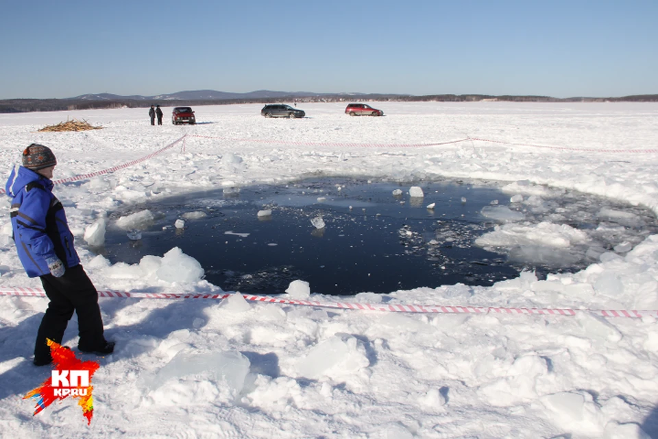 Место на замерзшем озере Чебаркуль, куда упал метеорит.