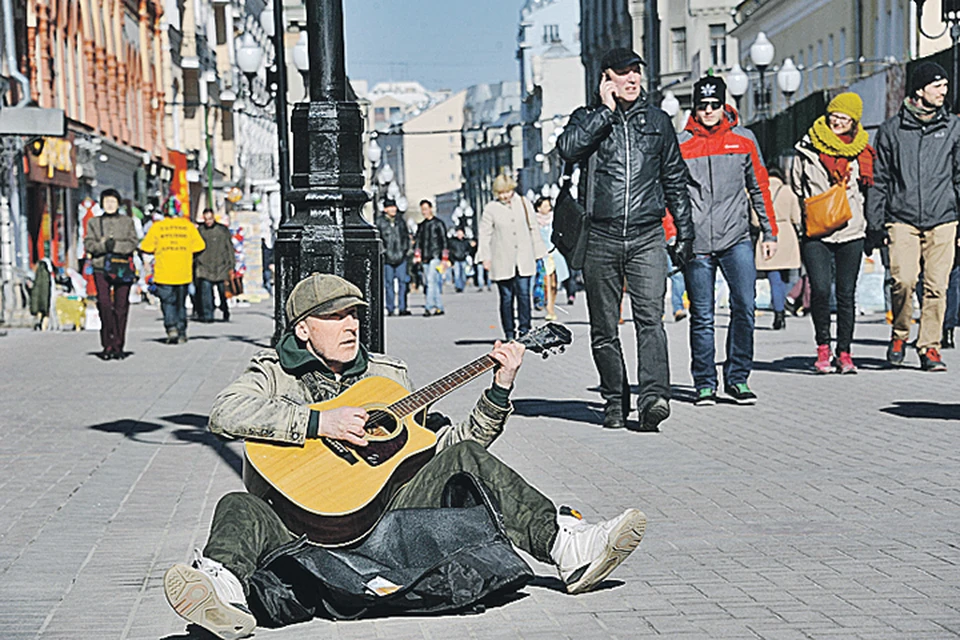 Арбат 2003 музыканты. Старый Арбат музыканты. Старый Арбат музыкант Кулебякин. Уличный музыкант гитара Москва.