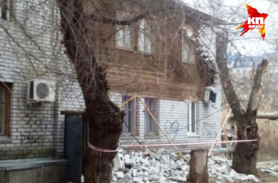 Это уже не первый случай, когда обрушилась кирпичная облицовка дома. Фото Дмитрий Протасов.