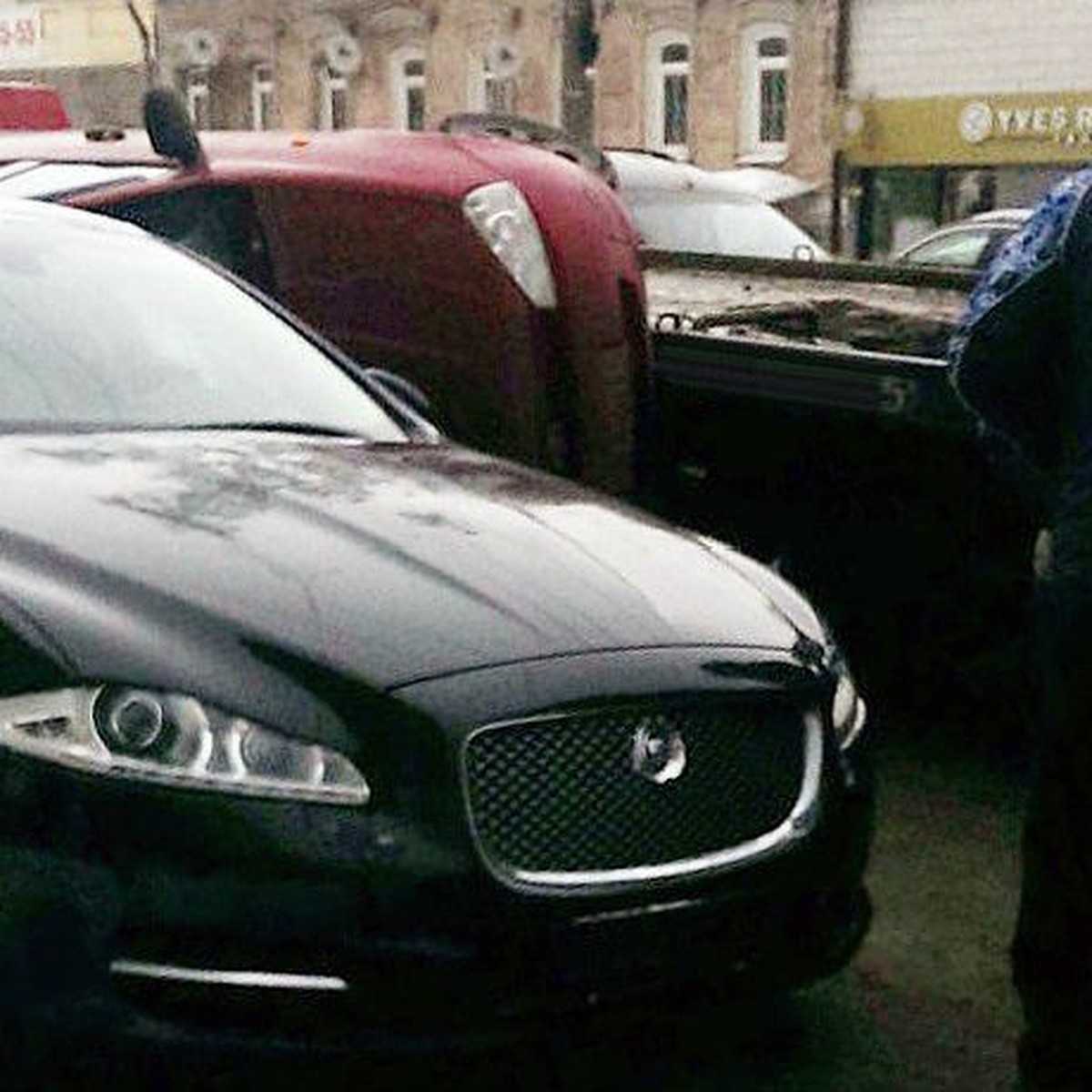 В Кирове владелец эвакуатора подрался с уронившим «Ладу» на Jaguar  водителем - KP.RU