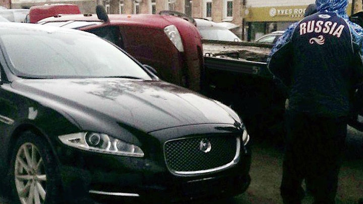 В Кирове владелец эвакуатора подрался с уронившим «Ладу» на Jaguar  водителем - KP.RU