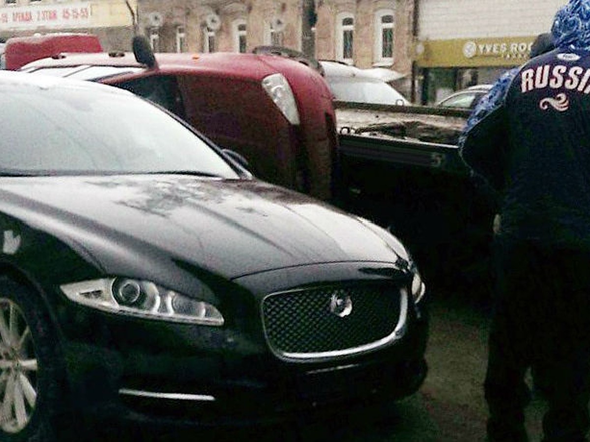 В Кирове владелец эвакуатора подрался с уронившим «Ладу» на Jaguar  водителем - KP.RU