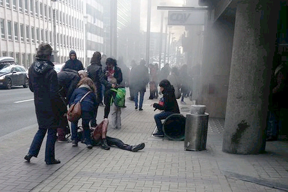 Пассажиры метро Брюсселя выбегают на улицу после взрыва в подземке. @PaulineArmandet