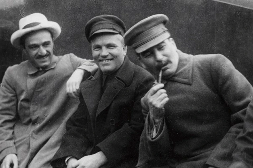 Сергей Киров (в центре) был любимцем Сталина (на фото он справа). Не зря нам в наследие от СССР досталось столько улиц, заводов и пароходов, названных в его честь. На этом снимке 1932 года с ними вместе сфотографирован Анастас Микоян