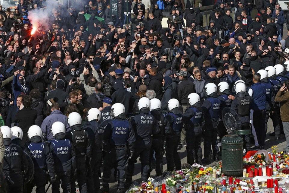 Полиция оттеснила активистов от спонтанного мемориала водометами